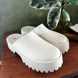 Wild fable cream colored Clogs